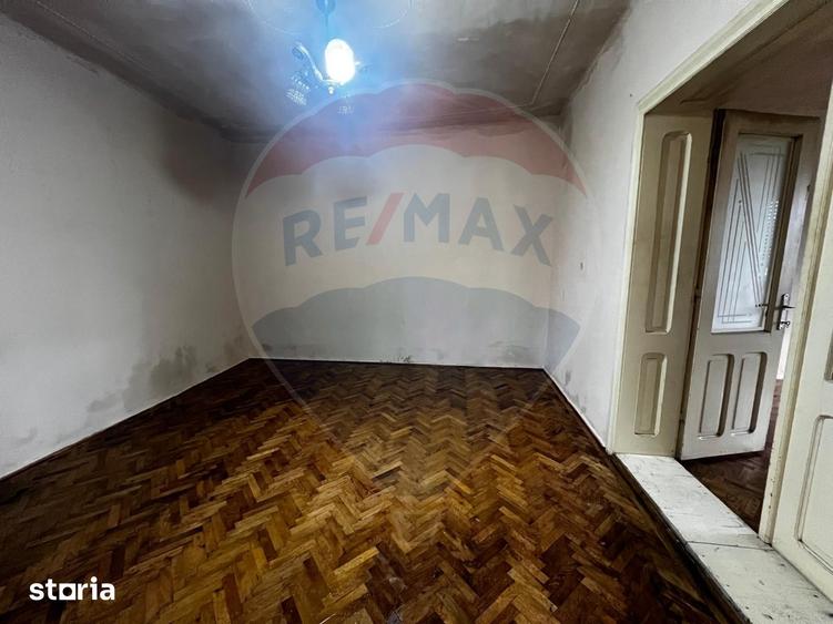 Casă cu 4 camere semidecomandat cu Teren 2144 Mp în Șeitin