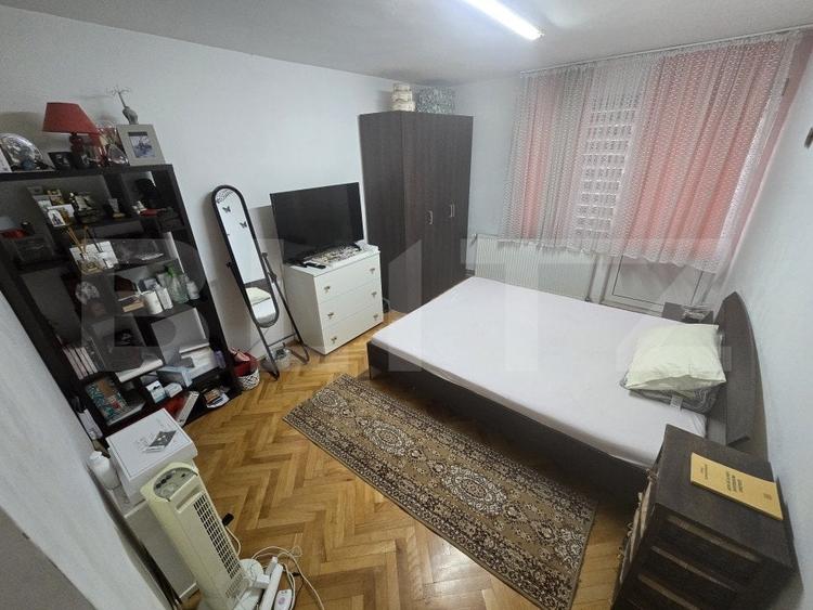 Casă individuală cu 9 camere cu Canalizare în Cetate