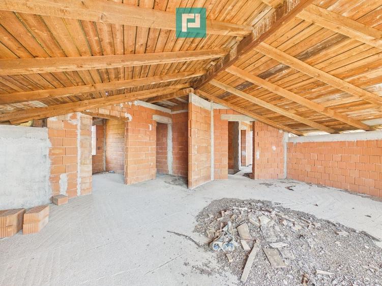 Casă individuală cu 9 camere cu Canalizare în Zimandu Nou