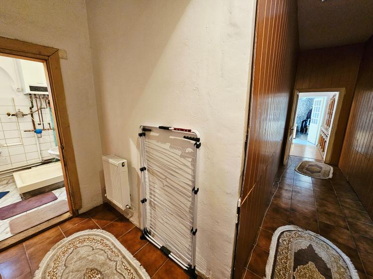 Casă individuală cu 7 camere cu Canalizare în Ultracentral