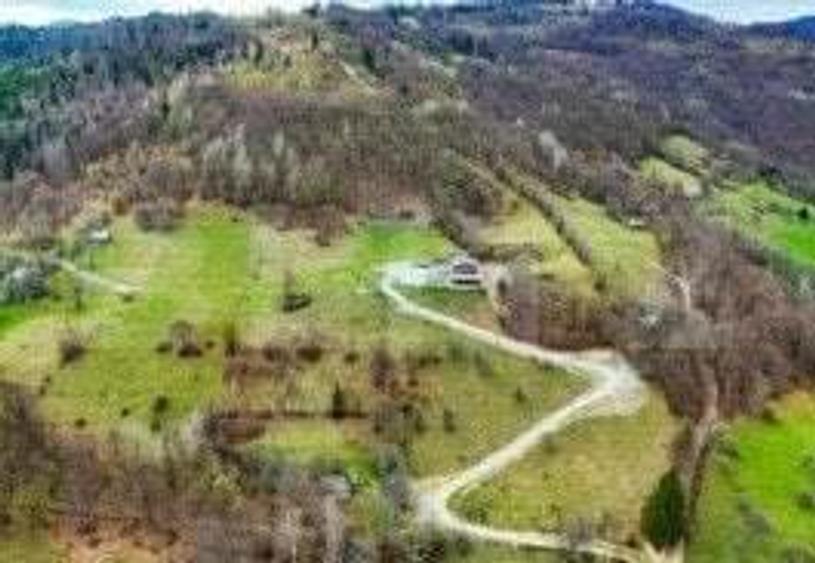 Casă cu 10 camere cu Teren 400 Mp în Bucium