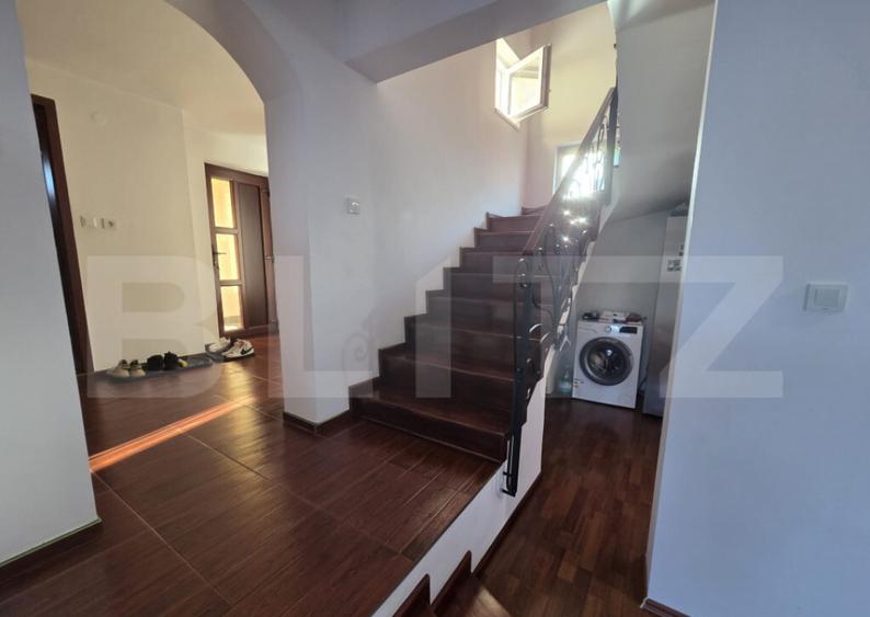 Vila 226 mp utili, curte 277 mp, zona Micro 3 - 36