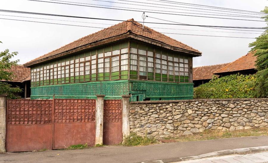 Casa batraneasca de vanzare . - 2