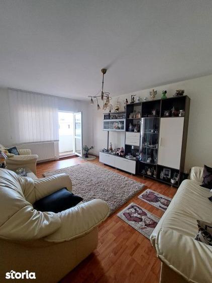 Apartament cu 3 camere, decomandat, etajul 4 cu acoperis si garaj - 1
