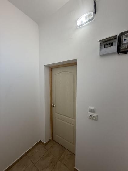 2 corpuri de Casă renovate + teren 125 mp Campina - 17