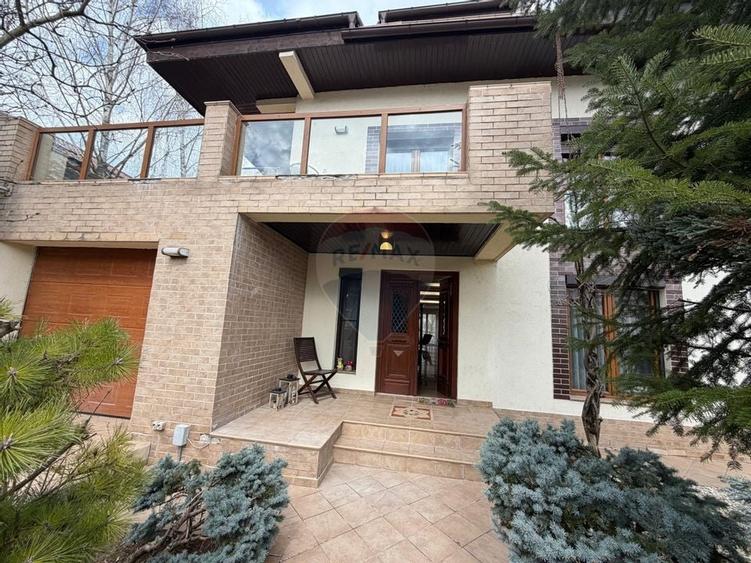 De vanzare Casă / Vilă cu 9 camere la lac cu piscina - 1