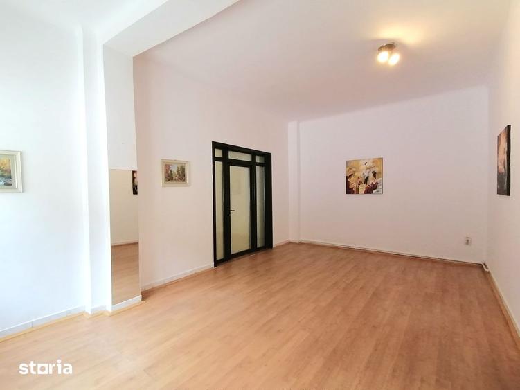 Casă cu 5 camere cu Teren 270 Mp în Vatra Luminoasă
