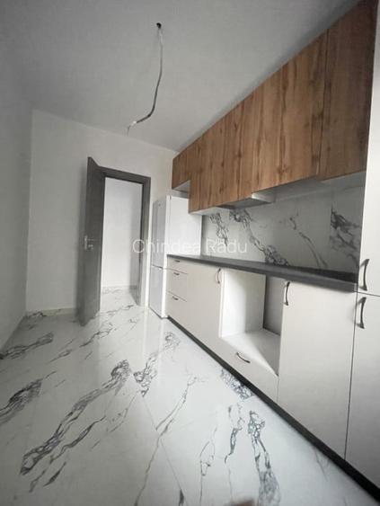 Apartament la parter in bloc nou //  2 camere decomandat.