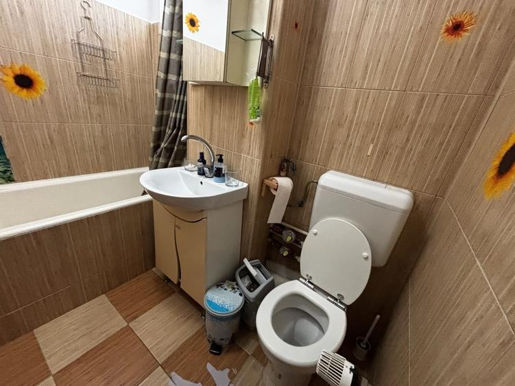 Apartament cu 3 camere semidecomandat în Obor