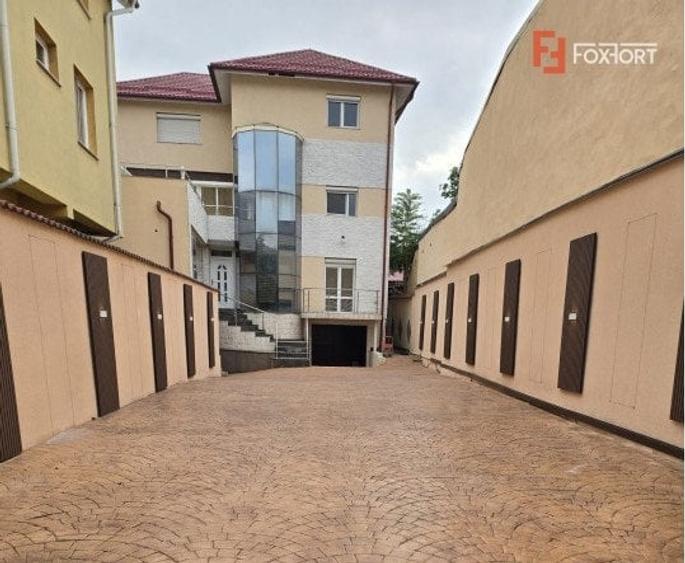 Casă individuală cu 11 camere cu Canalizare în Central