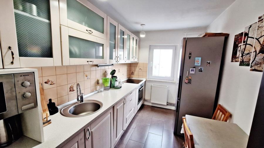 Apartament cu 3 camere decomandat, mobilat în Central