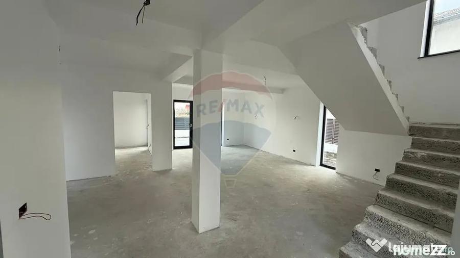 Casă cu 4 camere cu Teren 330 Mp în Obor
