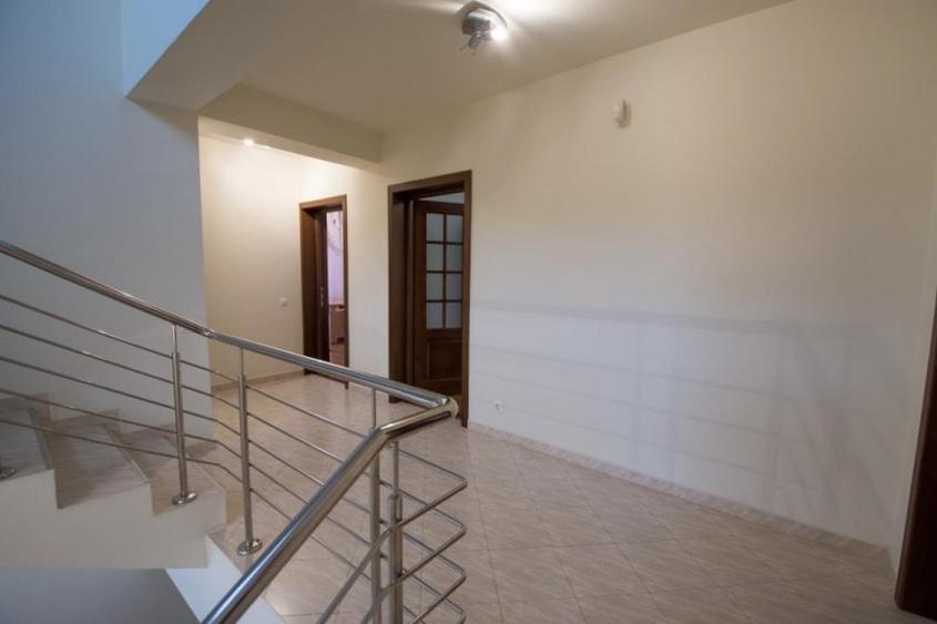 Casă individuală cu 4 camere cu Piscina în Bucov