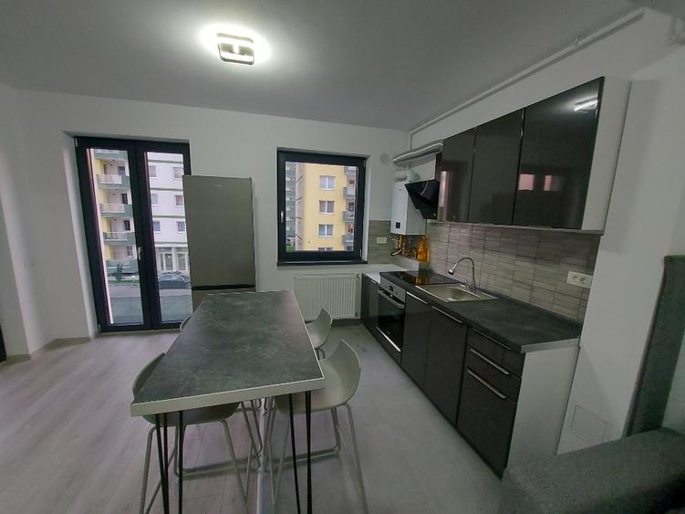 Apartament cu 2 camere decomandat în Tractorul