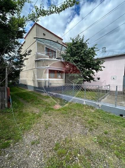 Casă individuală cu 10 camere cu Teren 154 Mp în Central