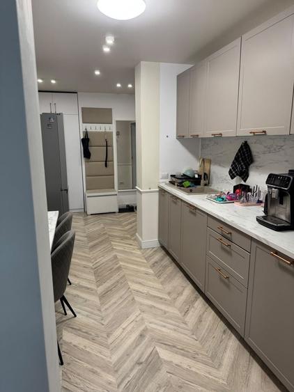 Apartament cu 3 camere semidecomandat, mobilat în Dristor
