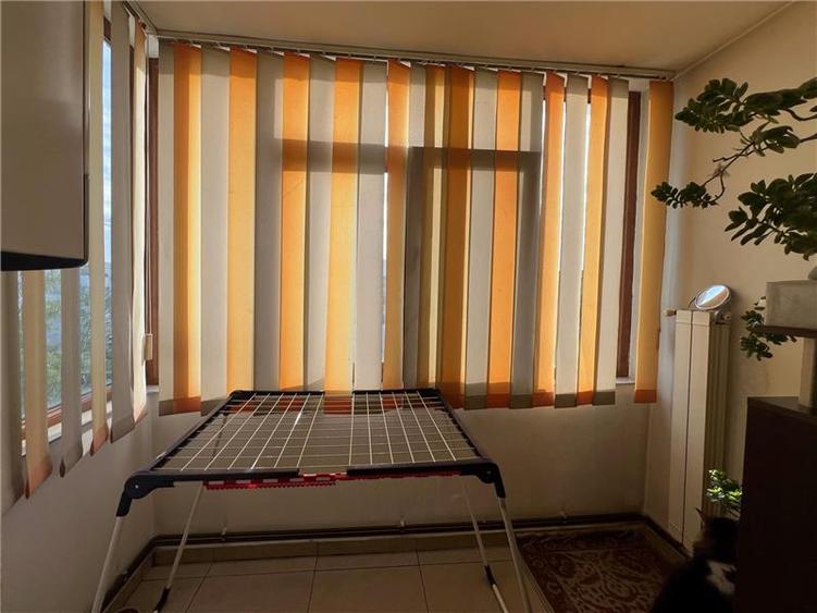 Apartament cu 3 camere decomandat, mobilat în Nicolina