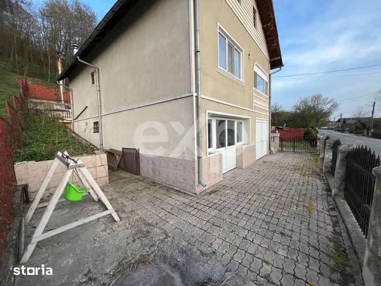 Casă cu 8 camere decomandat cu Teren 540 Mp în Voinești