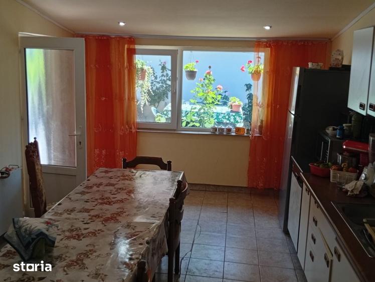 Casă cu 7 camere cu Teren 1900 Mp în Central