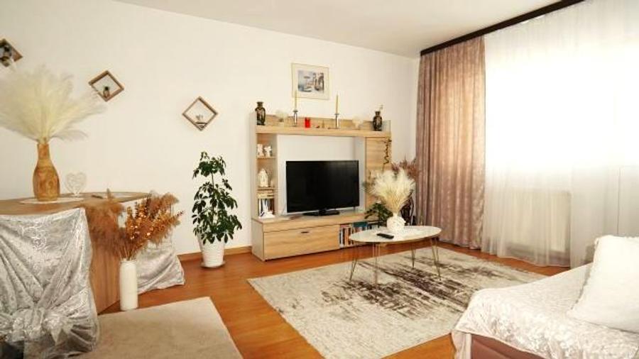 Ofertă rară! Vanzare Apartament 3 camere Micro 5, Balaban - zona Hyper - 1
