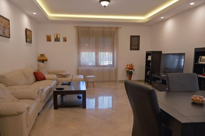 Casă individuală cu 10 camere cu Canalizare în Central