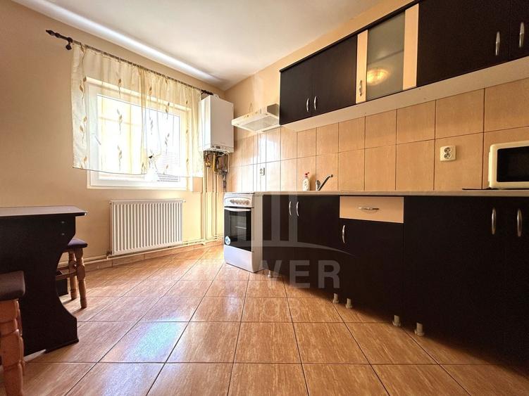 Apartament cu 3 camere, 2 băi și loc de parcare în curte – Turnișor - 1