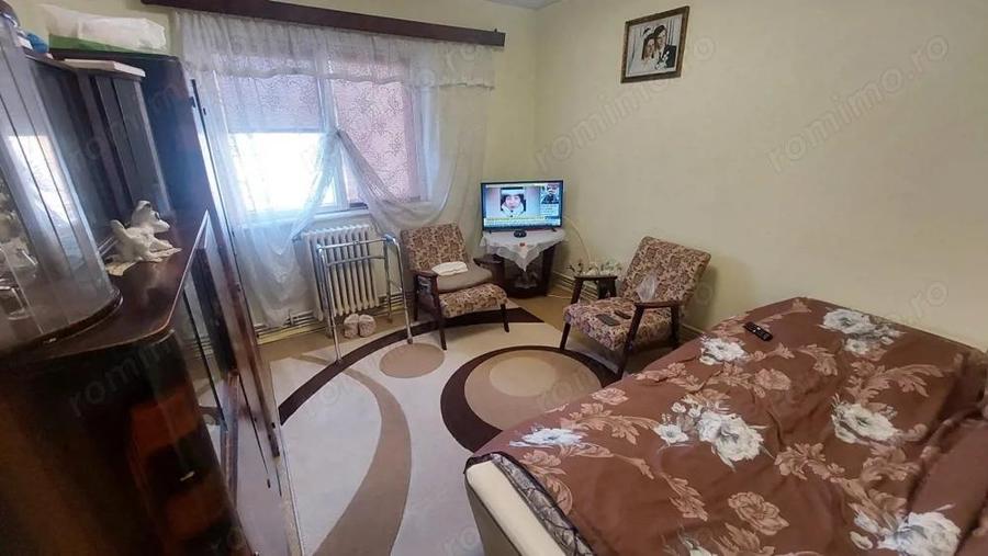 Apartament 2 camere decomandat etaj 1 Cetate - 3