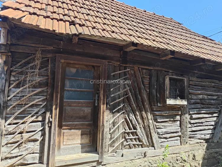 Vand casa veche de lemn Vand casa veche de lemn