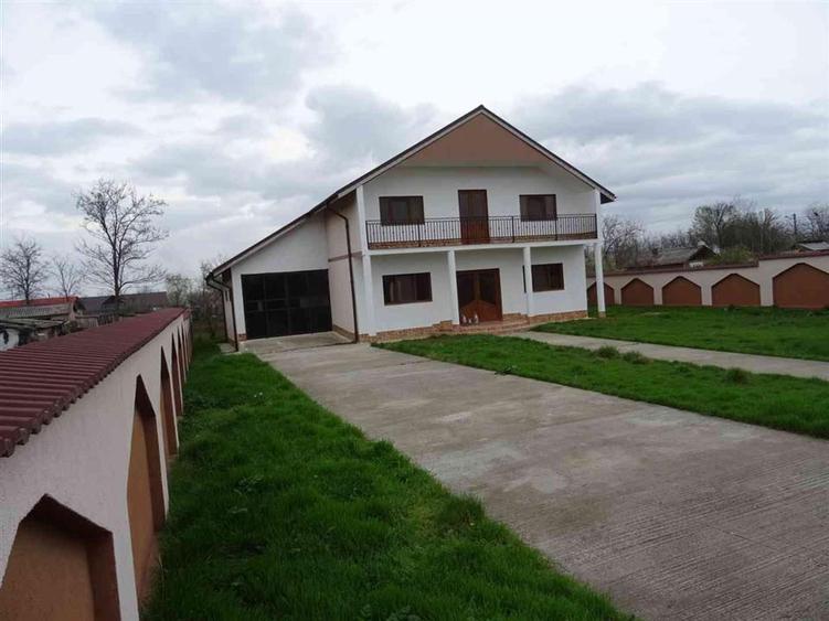 Vila P+1, constructie 2013, teren 700 mp, la 50Km de Braila - 1