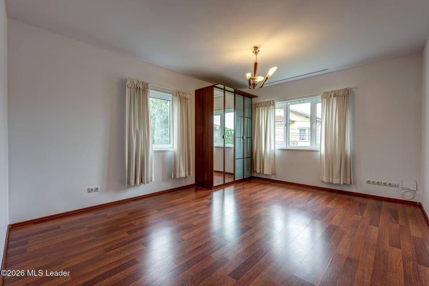 Casă individuală - 860 mp teren, 4 dormitoare si birou - 9