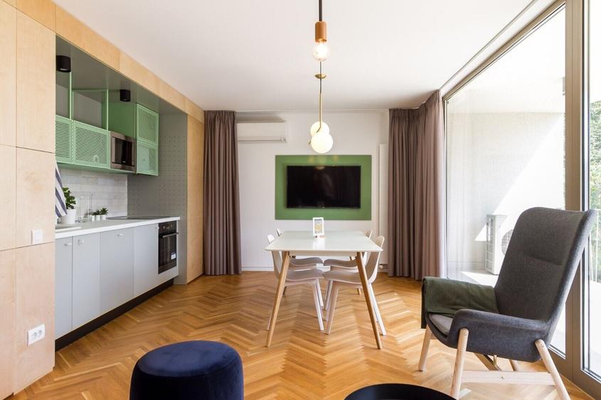 Apartament cu 4 camere decomandat, mobilat în Calea Victoriei