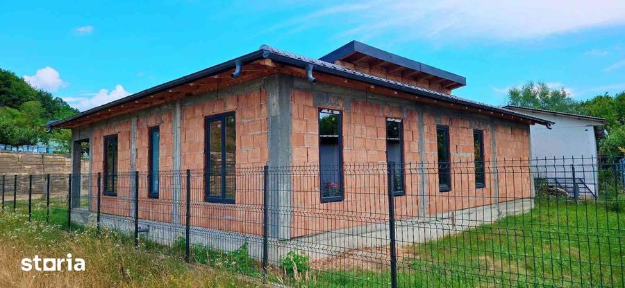 Casă cu 4 camere cu Teren 450 Mp în Racovița