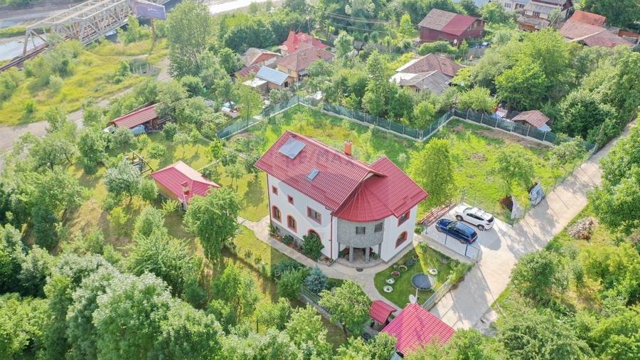 Casă / Vilă cu 8 camere de vânzare - 48