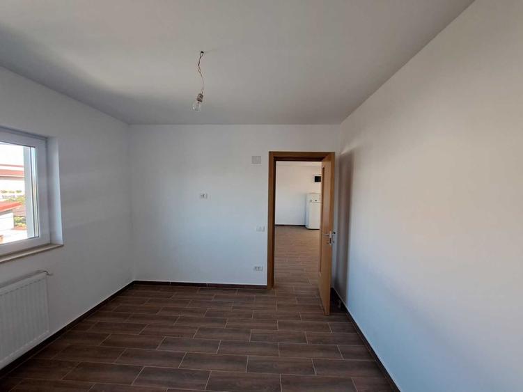 Apartament cu 3 camere semidecomandat în Cățelu