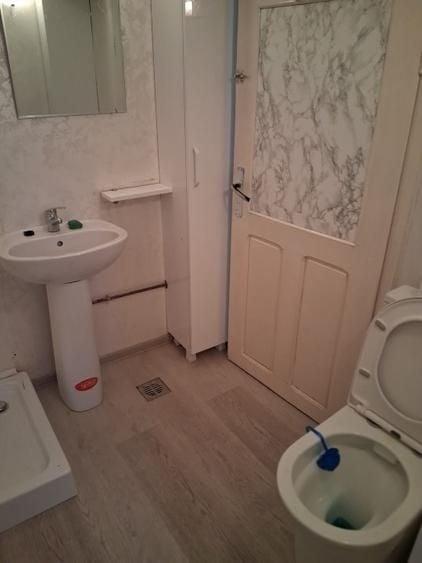 Casă individuală cu 6 camere cu Canalizare în Tineretului