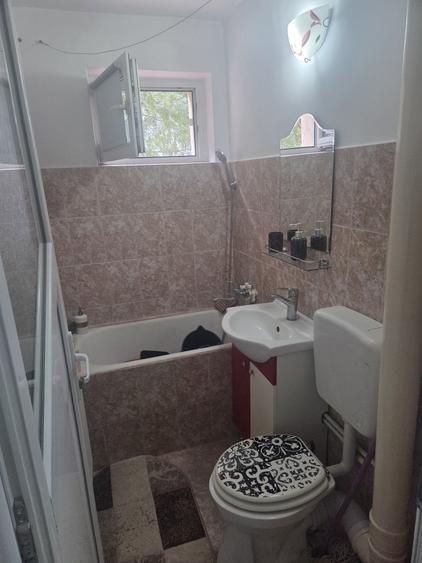 Apartament cu 2 camere semidecomandat în Uiești