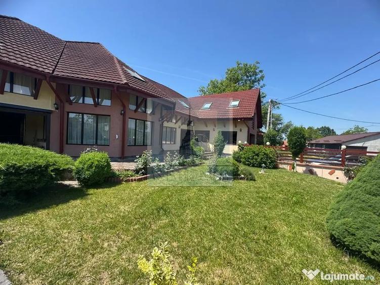 Casă cu 11 camere cu Canalizare în Hoghiz