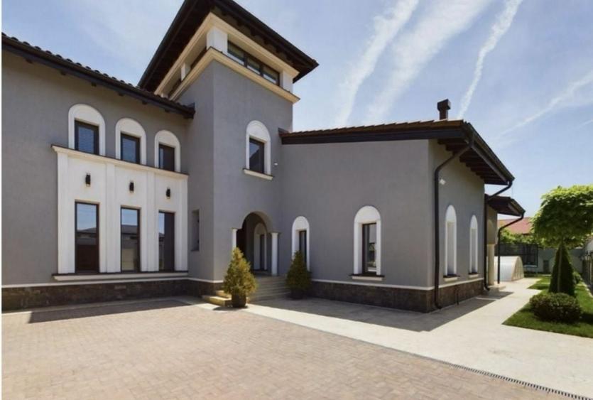 Casă individuală cu 7 camere cu Piscina în Domnești