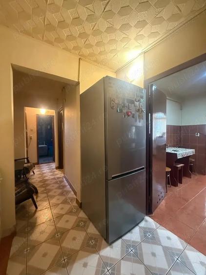 Apartament cu 3 camere decomandat în Costești