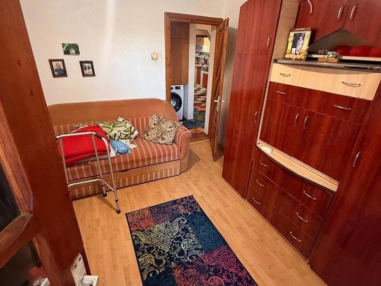 Apartament cu 4 camere decomandat în Craiovița Nouă