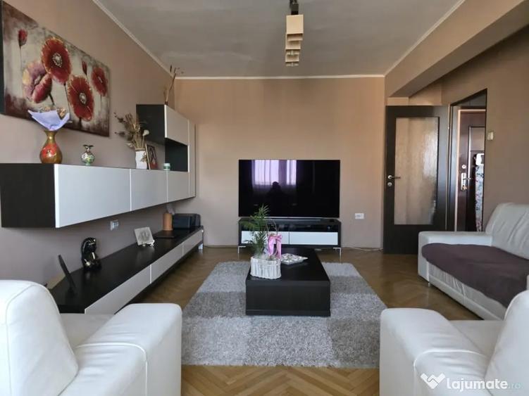 Apartament cu 3 camere decomandat în Rogerius