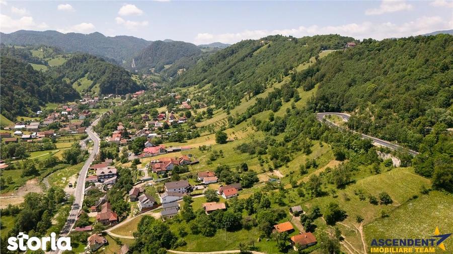 Teren de 2327 mp, în Moieciu
