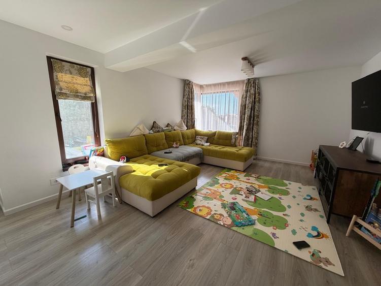 Casă individuală cu 4 camere cu Piscina în Odăi