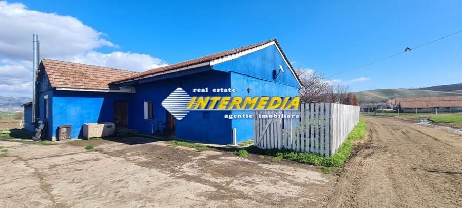 Casă individuală cu 20 camere cu Teren 35000 Mp în Pianu