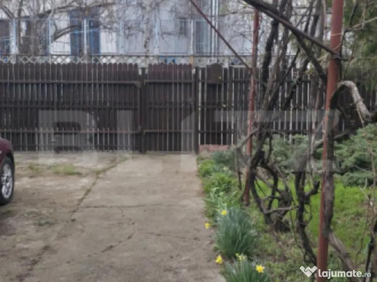 Casa cu 3 camere, curte verde si spatioasa - 2