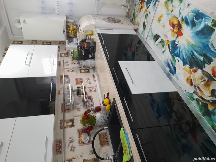 vand apartament cu 3 camere in Petro?ani - 1