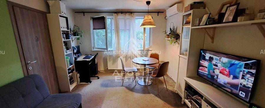 Apartament cu 3 camere, semidecomandat, etaj intermediar,... Apartament cu 3 camere, semidecomandat, etaj intermediar,...