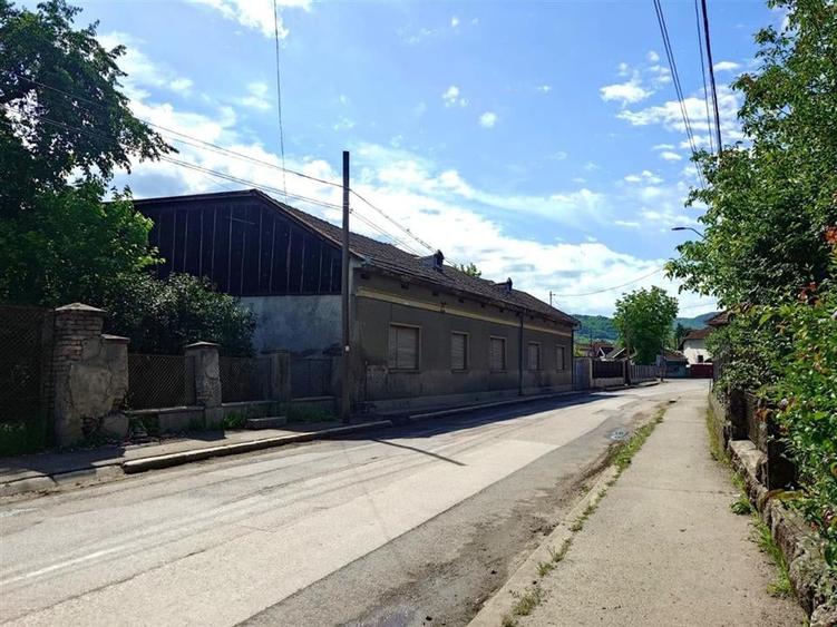 Casa, anexe si teren amplasate central in municipiul Brad - 2