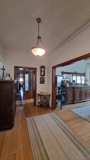 Apartament cu 5 camere in zona centrala - 4