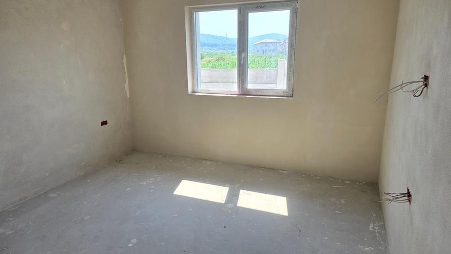 Casă individuală cu 4 camere cu Garaj în Zăvoi